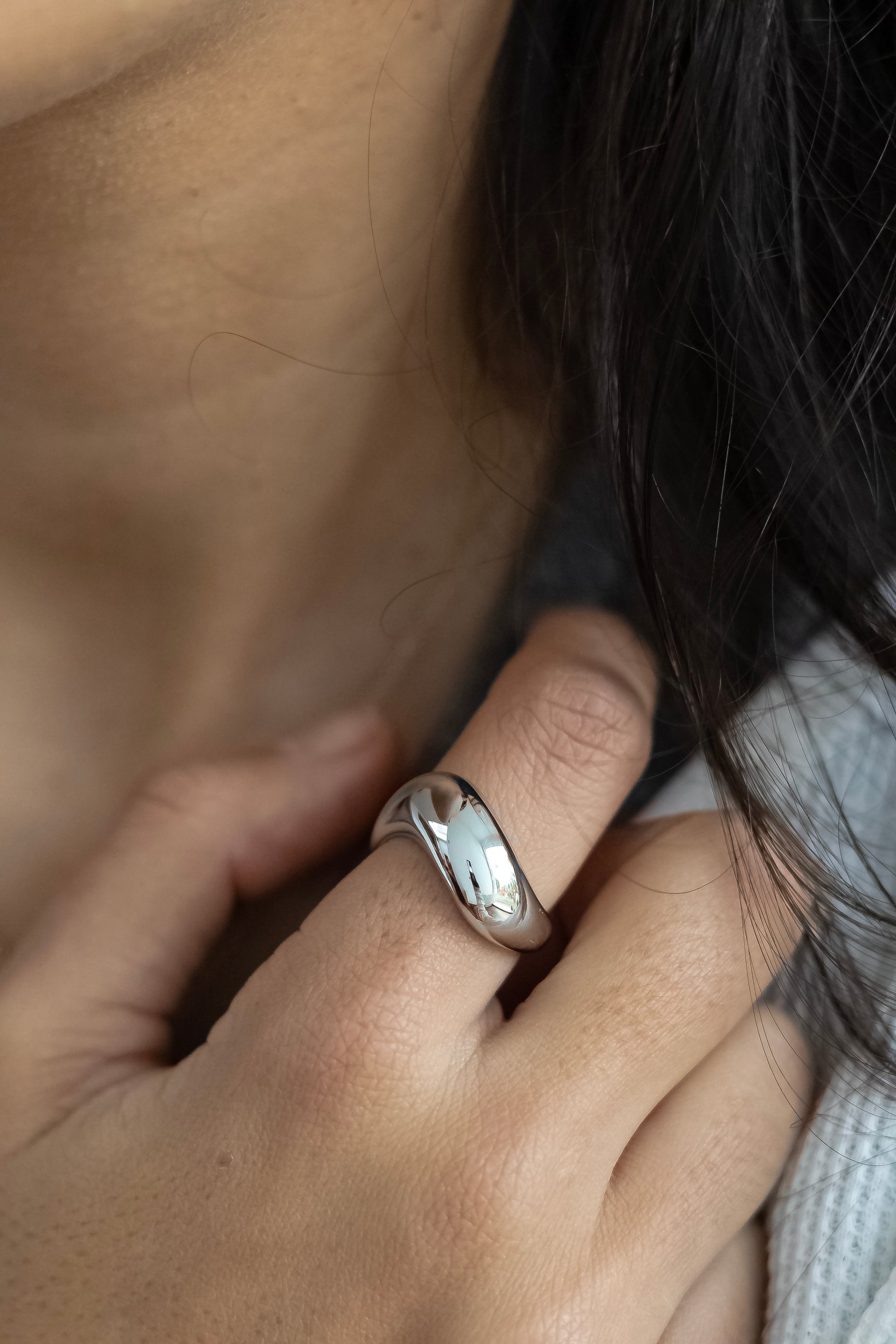 Silver minimalistic ring for woman made from stainless steel material / Zilveren ring voor vrouwen / Simplistische zilveren ring / Simple curved ring for woman in silver / Zilveren ringen vrouwen stainless steel