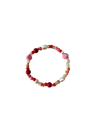 Summer bracelet with pearls, hearts and colorful beads 